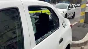 Un bărbat a atacat cu bucăţi de piatră cubică Poliţia Locală a Sectorului 4