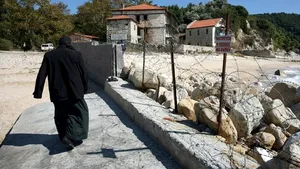 Pelerini români internaţi în Grecia după ce au mâncat ciuperci otrăvitoare pe Muntele Athos