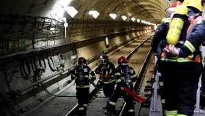 Exercițiul „Seism 2025”, continuat la metrou. O garnitură de tren a fost prinsă sub dărâmături