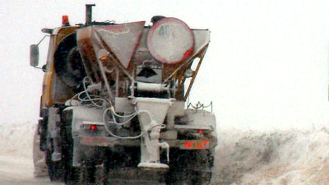 Suceava: Pe drumurile naţionale au fost împrăştiate materiale antiderapante