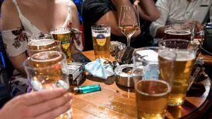 Bar deschis, descoperit lângă o secţie de votare din Maramureş. După vot, unii alegători se relaxau la o bere