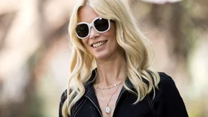 FOTO | Claudia Schiffer, apariţie spectaculoasă la Săptămâna Modei de la Paris. Karl Lagerfeld, premiat cu cea mai înaltă distincţie a capitalei franceze