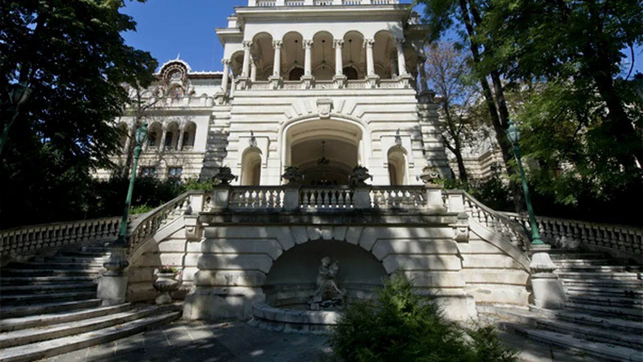 Curtea Palatului Cotroceni intră în renovare. Sistemul de irigaţii va fi refăcut de Garden Center Grup, una dintre firmele abonate la bani publici pentru spaţii verzi