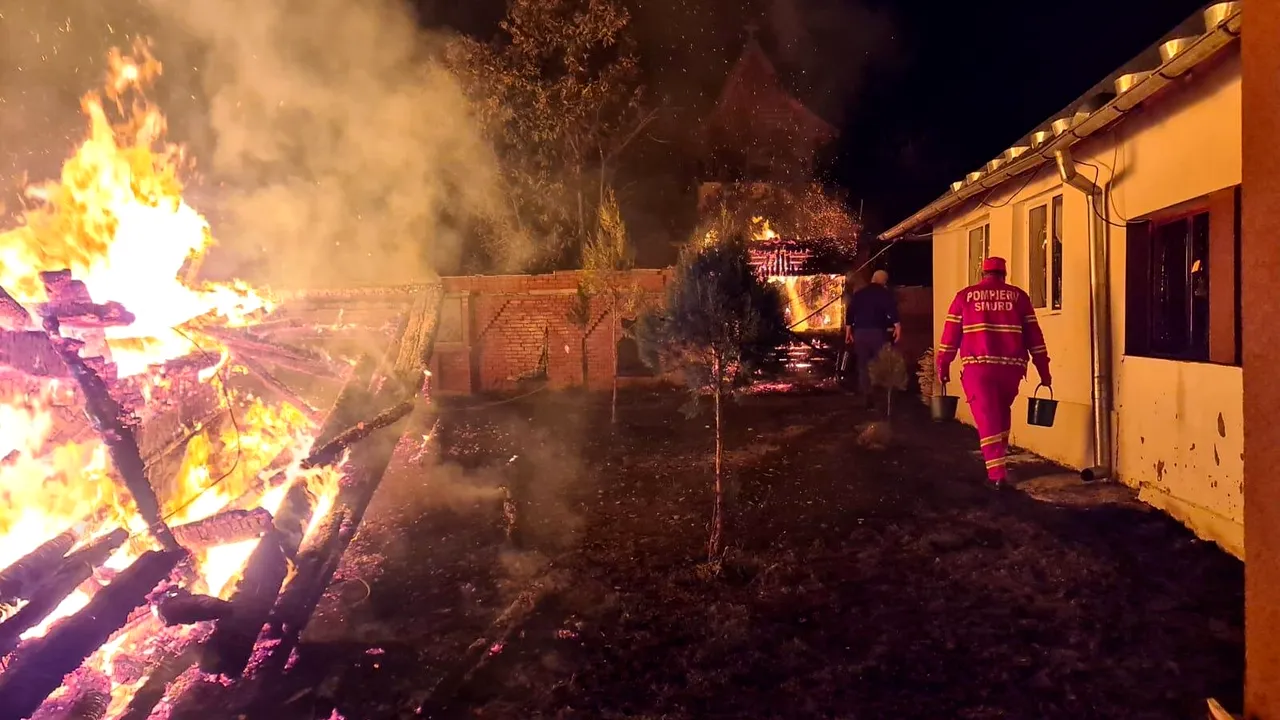 Incendiu la o biserică de lemn din Argeş. Pompierii au stins focul cu găleţi cu apă
