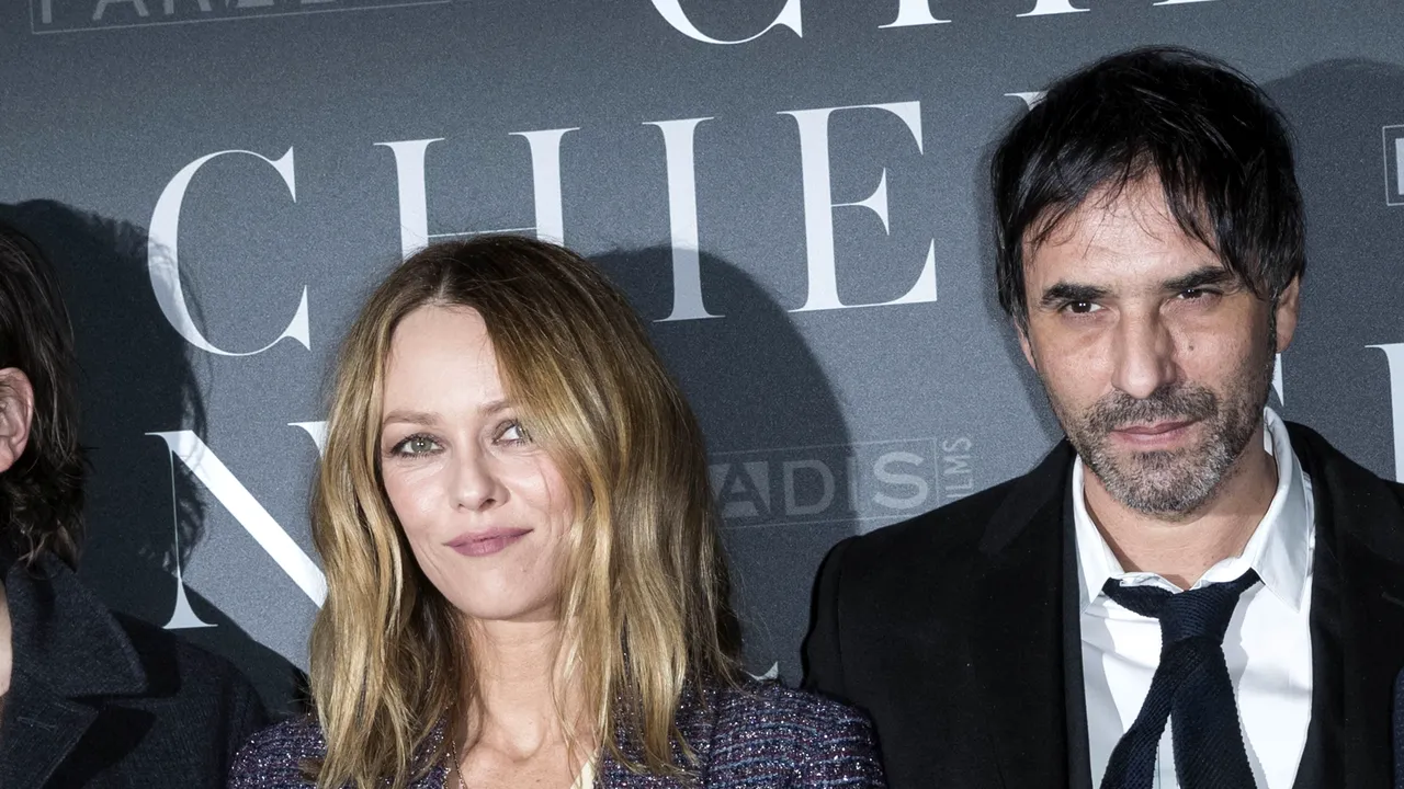 Vanessa Paradis, fosta parteneră de viaţă a lui Johnny Depp, s-a căsătorit cu regizorul Samuel Benchetrit