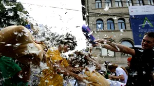 Optsprezece ani de la mineriadă, marcaţi printr-o bătaie cu perne