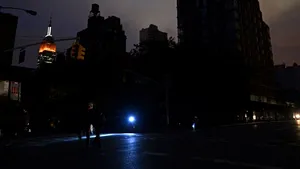 Urmările uraganului Sandy: Zeci de mii de new-yorkezi vor fi relocaţi