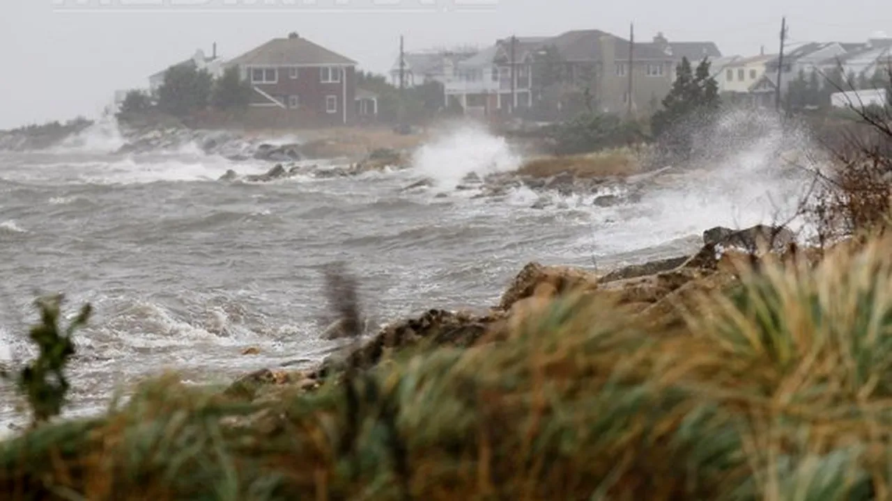 Viteza rafalelor de vânt care însoţesc uraganul Sandy a scăzut la 105 kilometri pe oră. Un dig a cedat în New Jersey