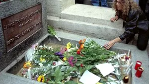 Mormântul lui Jim Morrison, păzit pentru a nu mai fi vandalizat
