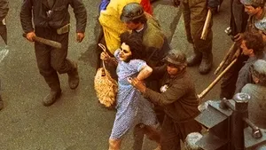 Cine este misterioasa femeie în rochie albastră fotografiată la mineriadă. ”Se dădeau mineri, dar salopetele erau noi, negre”