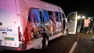 Accident pe A1: O femeie a murit şi 6 persoane sunt rănite, după ce un microbuz s-a ciocnit cu o dubă | FOTO