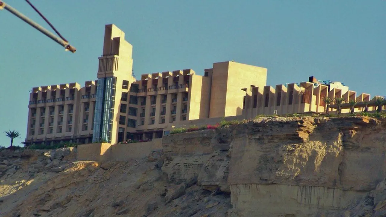 Atac ARMAT într-un hotel de 5 stele din Pakistan. Cel puţin 70 de persoane, prinse înăuntru