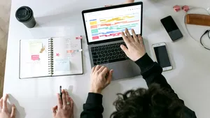 Sondaj INSCOP. Un român din opt spune că a fost implicat recent în activități politice online