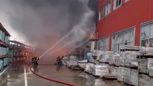 Incendiu puternic în Craiova, la un depozit de materiale de construcţii