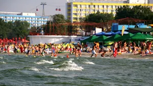 În acest sezon estival a crescut numărul turiştilor, dar au scăzut încasările. Câţi turişti străini au ajuns la malul Mării Negre, în România