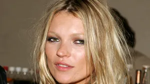 Şuviţe din părul lui Kate Moss, la licitaţie pe internet