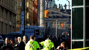 Un bărbat, reţinut la Ottawa la câţiva metri de premierul Stephen Harper, care depunea o coroană de flori