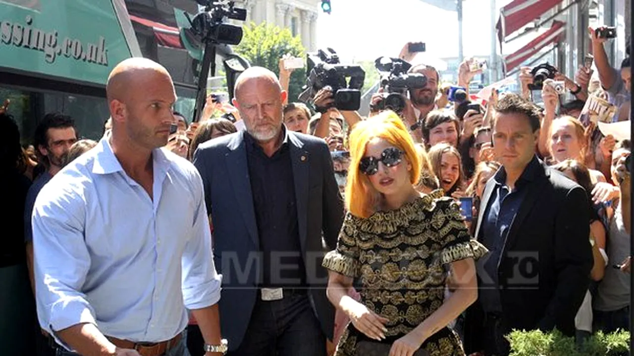 Concertul Lady Gaga la Bucureşti: Cântăreaţa s-a cazat la hotel. A fost întâmpinată de zeci de fani