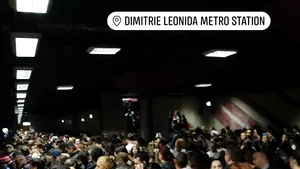 Aglomeraţie infernală la metrou. Călătorii, blocaţi în staţii/ UPDATE Metrorex: Un macaz s-a defectat, acum se circulă normal | FOTO, VIDEO