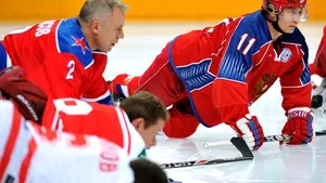 Putin, la un antrenament cu legende ale hocheiului sovietic - FOTO