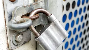 Caz odios în Timiş: Femeie cu probleme psihice, legată cu lanţuri de tatăl ei. A fost găsită de vecini pe stradă