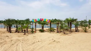 Litoralul Vestului: Lacul cu plajă şi nisip fin atrage peste 100.000 de turişti în fiecare an | GALERIE FOTO 