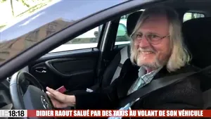 VIDEO Imagini virale in Franţa. Profesorul Didier Raoult, aclamat de şoferii de taxi