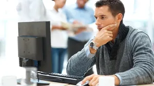 Cu cât va scădea salariul unui IT-ist dacă s-ar reintroduce impozitul pe venit