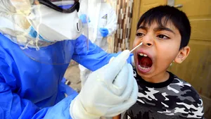 De ce fac copiii forme uşoare de COVID 19. Explicaţiile medicilor