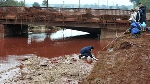 Ameninţare cu o nouă poluare cu noroi roşu în vestul Ungariei din cauza ploilor
