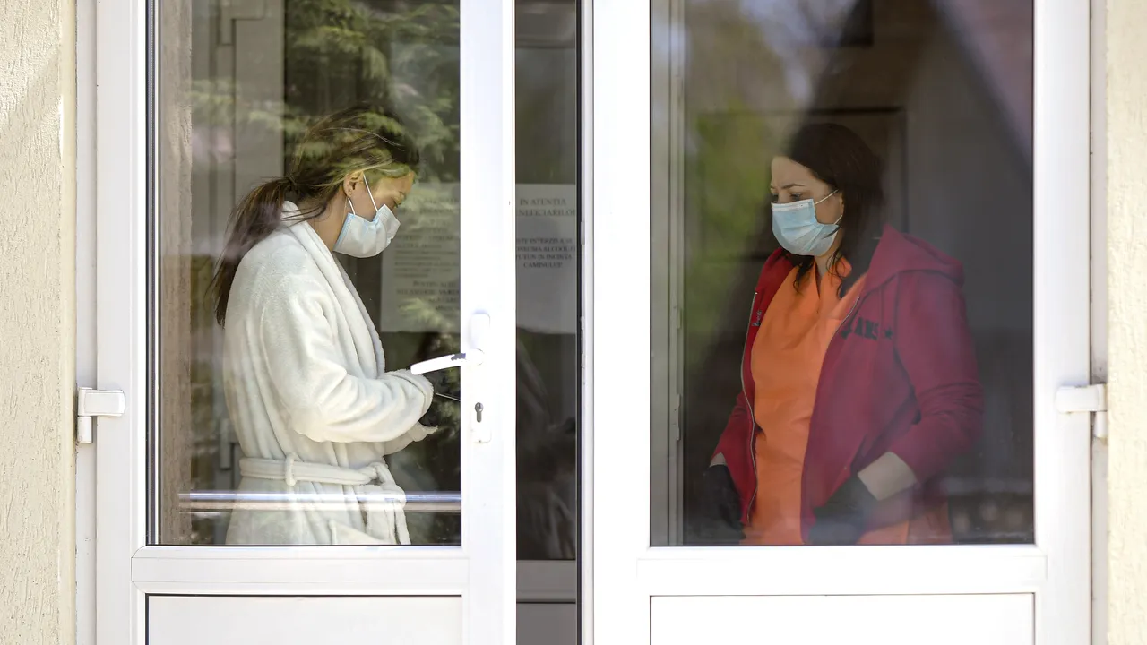 DSP Iaşi anunţă noi focare de COVID-19, în secţii din două spitale: Personal medical şi pacienţi infectaţi cu SARS-CoV-2