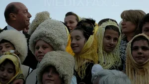 Băsescu a primit în dar, de la românii din Valea Timocului, o căciulă tradiţională