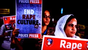 Femeie, incendiată de cinci bărbaţi, printre care şi violatorii ei, pentru a nu da declaraţii