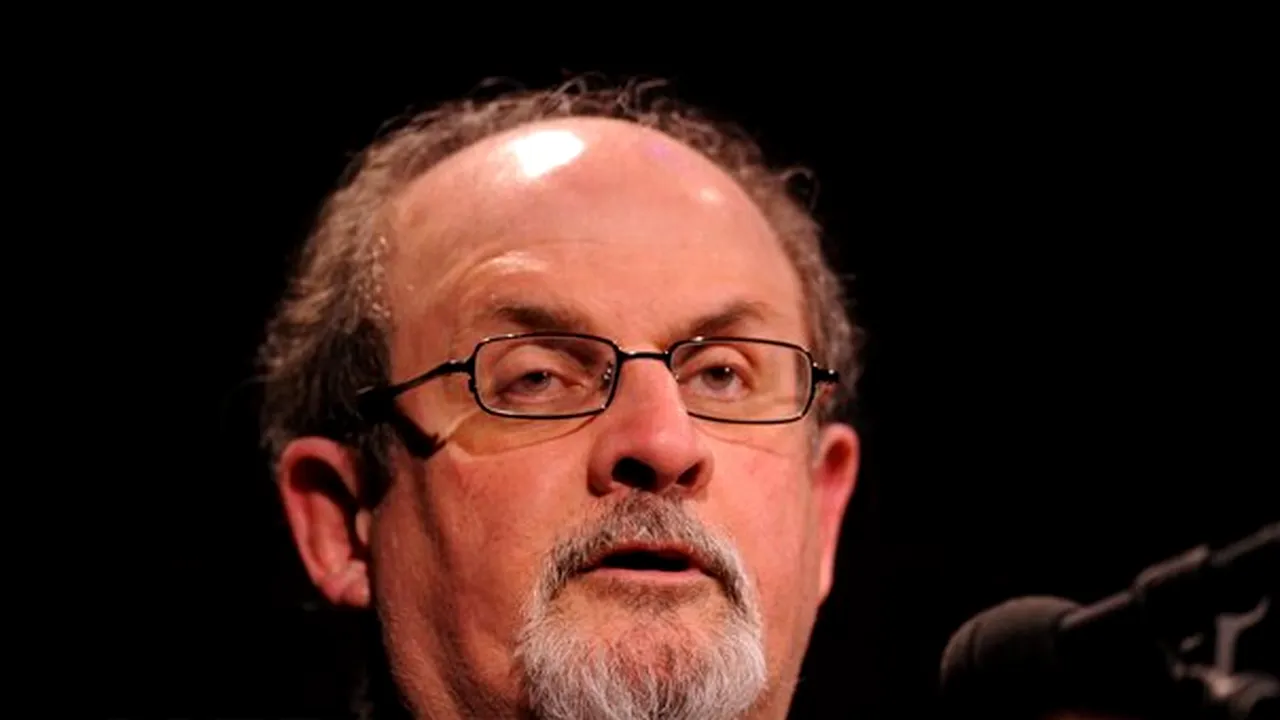 Salman Rushdie a cerut-o în căsătorie pe o fostă iubită, de care s-a despărţit în luna martie