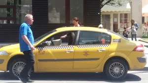 FOTO Toate taxiurile din Sinaia trebuie să fie, de joi, galbene. Şofer: Unul e crem, altul galben muştar