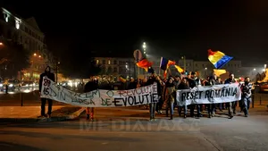 Sute de persoane protestează în mai multe oraşe din ţară, numărul fiind mai mic decât în alte seri - FOTO