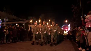 Sute de oameni au asistat la retragerea cu torţe a militarilor, în Iaşi şi Galaţi. Semnificaţia acestui eveniment | VIDEO