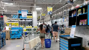 Ghinionul unora e norocul altora. Cum s-au schimbat preferinţele românilor în izolare / Vânzări cu 25% mai mari