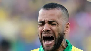 Dani Alves, atacat de un roi de viespi în timpul unui meci de fotbal. Un jucător şi-a tras tricoul peste cap - VIDEO