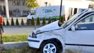 Accident cu răniţi, la ieşirea din Sibiu. Un autocar cu 40 de persoane la bord a izbit o maşină