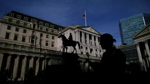 Banca Angliei reduce ratele dobânzilor pentru a împiedica încetinirea economiei britanice să se transforme într-o recesiune