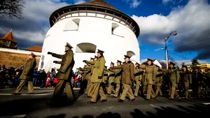 Sibiu: Peste 15.000 de persoane, la parada de Ziua Naţională, la care au defilat şi echipaje canine - GALERIE FOTO