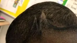 S-a dus la şcoală mândru de noua sa tunsoare, dar părinţii spun că a fost UMILIT de profesori, în faţa întregii clase | VIDEO