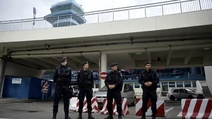 PACHET SUSPECT la aeroportul Otopeni. Pirotehniştii SRI au securizat zona. UPDATE: Acţiunea s-a încheiat, coletul nu era explozibil