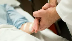 Copilul intrat în comă după anestezie la dentist, în moarte cerebrală. Micuţul respiră doar susţinut de aparate
