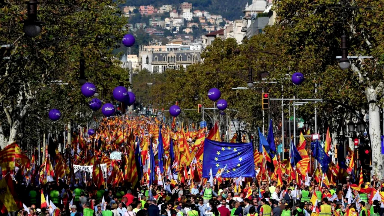 MITING pentru unitatea Spaniei, în inima Cataloniei. Mii de oameni care resping independenţa regiunii s-au adunat pe străzile din Barcelona | LIVE VIDEO