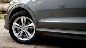 O celebră marcă auto de lux face economii şi reduce cu 10% echipa de management