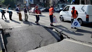 Trafic închis la Podul Izvor, unde este o gaură în carosabil din cauza prăbuşirii canalului colector - FOTO