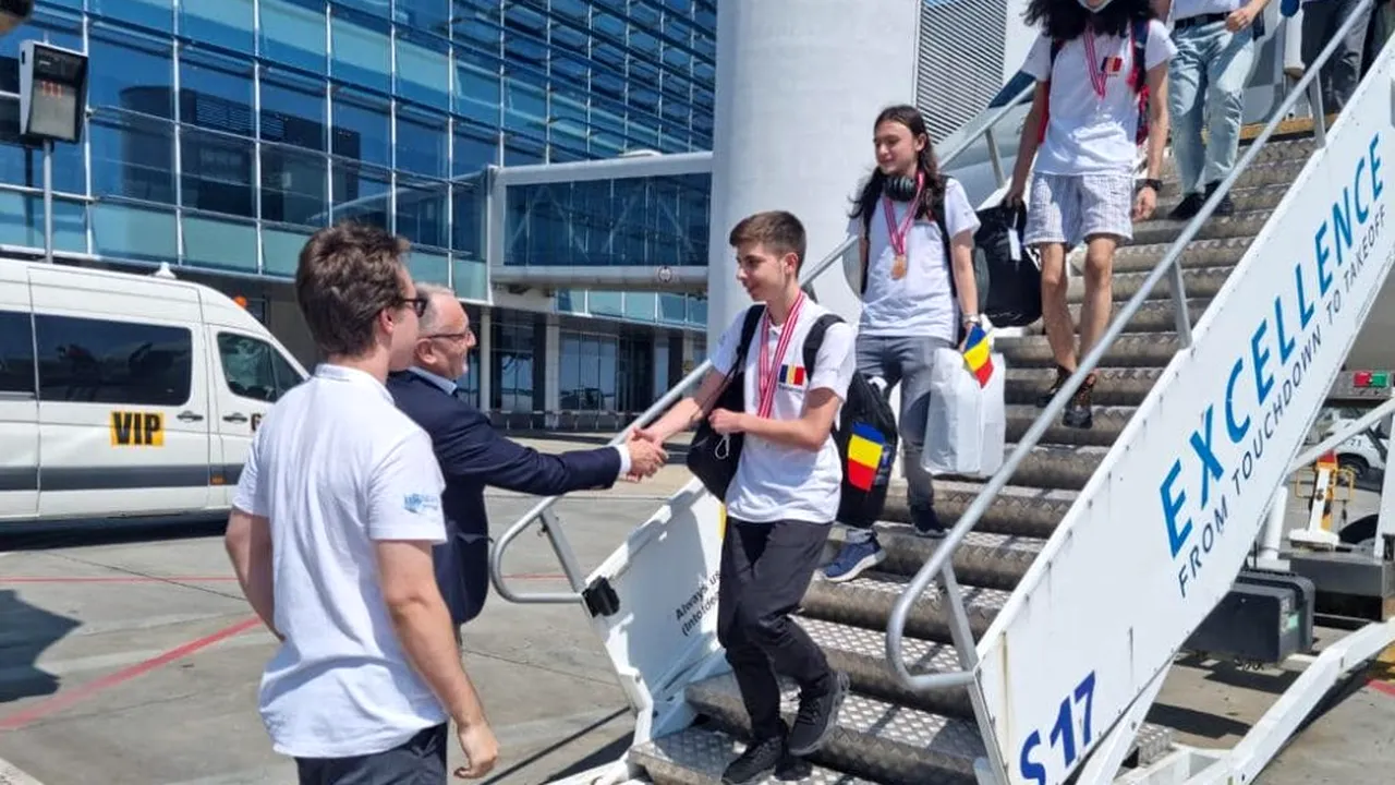 Ministrul Educaţiei i-a aşteptat pe elevii medaliaţi la Olimpiada Internaţională de Informatică
