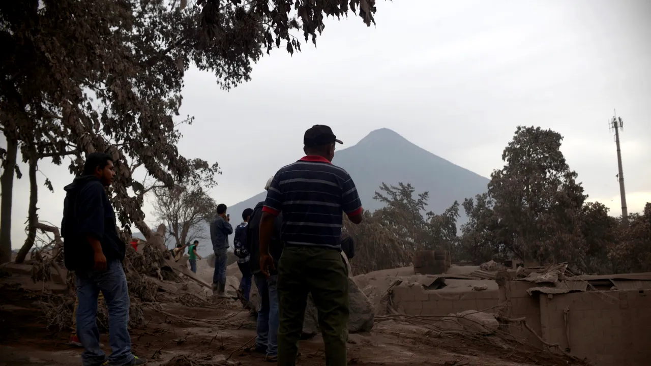 Erupţia vulcanului Fuego din Guatemala | Aproape 200 de persoane dispărute şi 75 de morţi